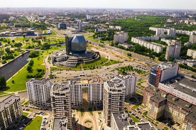 Draufsicht auf die Nationalbibliothek und ein neues Viertel mit einem Park in Minsk.