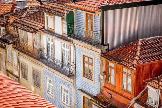 Draufsicht auf die schönen alten Gebäudefassaden mit berühmten portugiesischen Fliesen auf der Straße in der Altstadt von Porto, Portugal