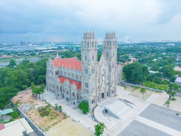 Draufsicht auf die Song Vinh-Kirche, auch bekannt als Parish Song, die Touristen anzieht, um sie an Wochenenden in Vung Tau zu besuchen. Die vietnamesische Song Vinh-Kirche hat ein Baugebäude, das wie Frankreich aussieht