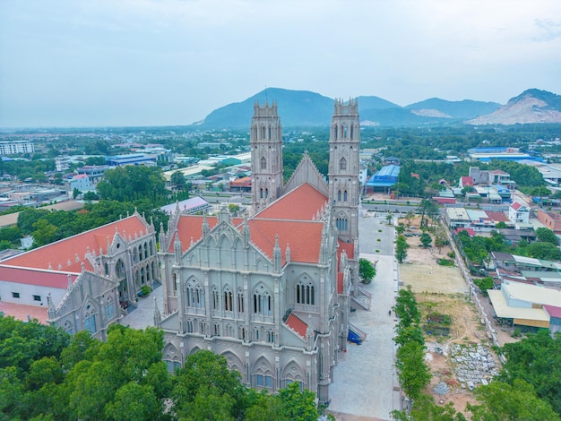 Draufsicht auf die Song Vinh-Kirche, auch bekannt als Parish Song, die Touristen anzieht, um sie an Wochenenden in Vung Tau zu besuchen. Die vietnamesische Song Vinh-Kirche hat ein Baugebäude, das wie Frankreich aussieht