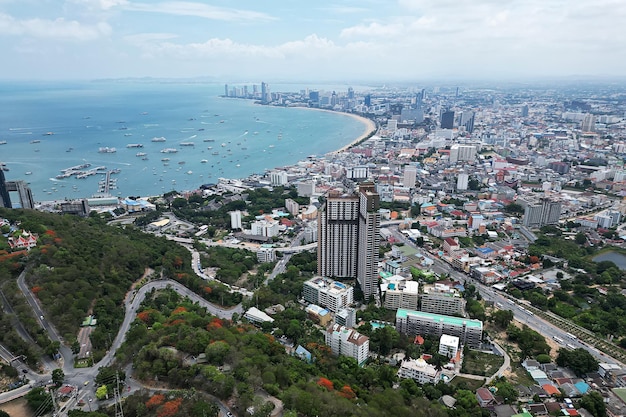 Draufsicht auf die Stadt Pattaya mit blauem Himmel und blauem Meereslandschaftshintergrund für Tapeten. Das Ideal, sich im Urlaub glücklich und ruhig zu fühlen