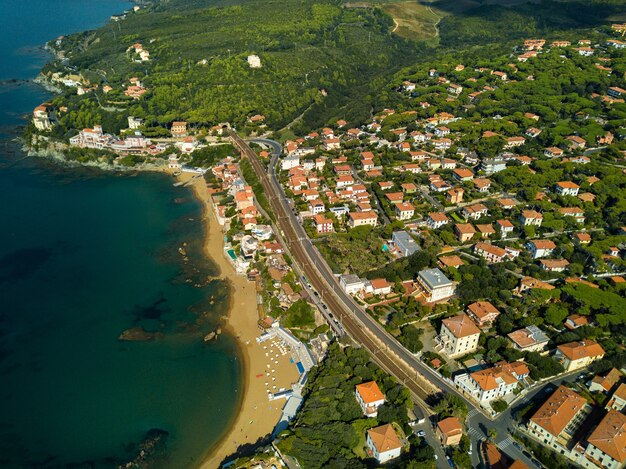 Draufsicht auf die Stadt und die Promenade in Castiglioncello in der Toskana