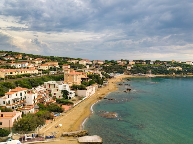 Draufsicht auf die Stadt und die Promenade in Castiglioncello in der Toskana