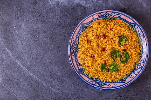 Draufsicht auf die vegane Küche der Linsensuppe in der Schüssel