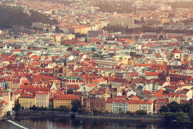 Draufsicht auf die wunderschöne Altstadt und den Fluss Toned