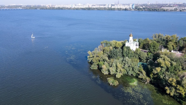 Draufsicht auf die Yacht und die Kirche auf der Insel in der Stadt Dnipro