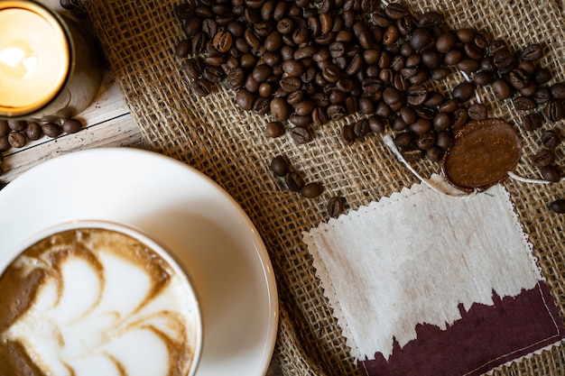 Draufsicht auf drei verschiedene Kaffeebohnensorten