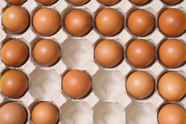 Draufsicht auf Eier in einem Karton, der zum Frühstück bereit ist
