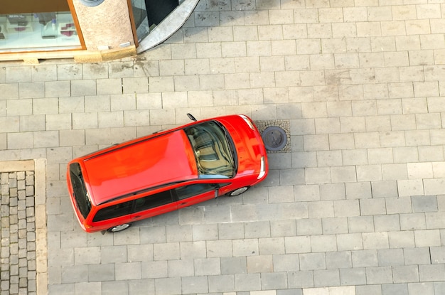 Draufsicht auf ein Auto, das auf einer Stadtstraße fährt.