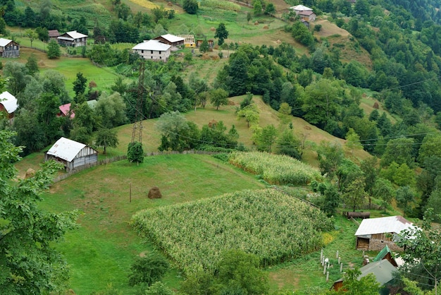 Draufsicht auf ein Dorf in einer bergigen Gegend