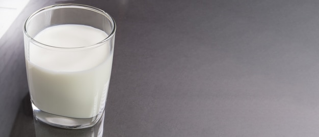 Draufsicht auf ein Glas Milch