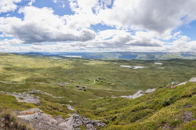 Draufsicht auf ein kleines norwegisches Dorf in den Bergen