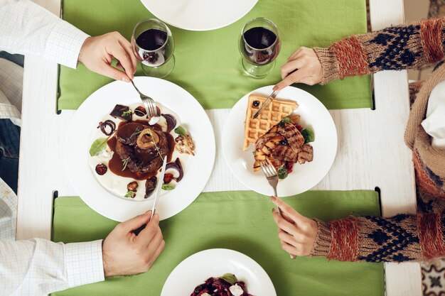 Draufsicht auf ein romantisches Abendessen für junge Leute.