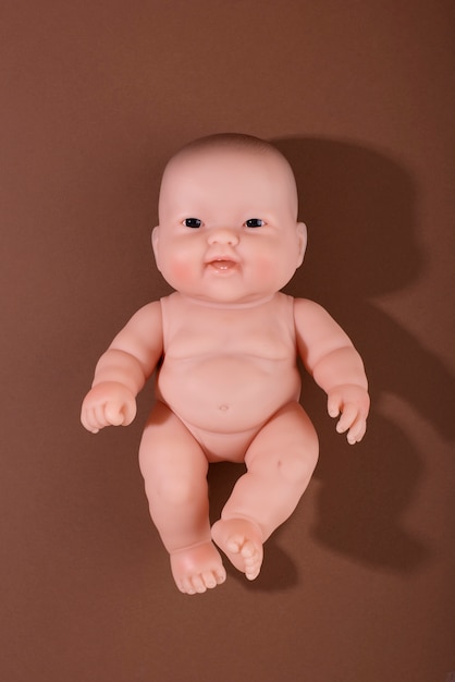 Draufsicht auf eine Babypuppe aus Kunststoff für Kinder