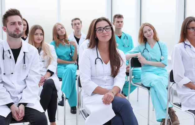 Draufsicht auf eine Gruppe lächelnder Ärzte, die auf Sie zeigen
