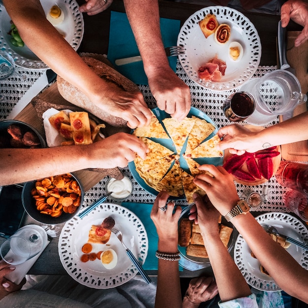 Draufsicht auf eine Gruppe von Freunden, die Spaß beim gemeinsamen Essen haben?