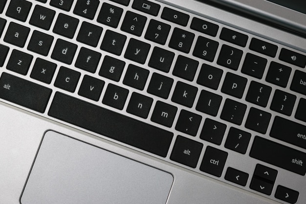 Draufsicht auf eine silber-schwarze Notebook-Tastatur in Nahaufnahme