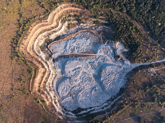 Draufsicht auf einen alten Steinbruch gefüllt mit Schlacke aus einem Hochofen.