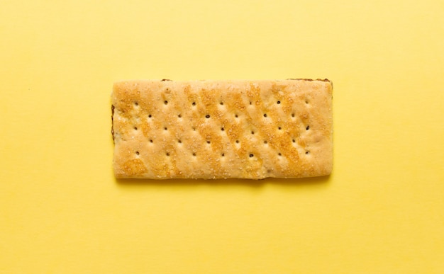 Foto draufsicht auf einen buttercracker mit löchern und salz