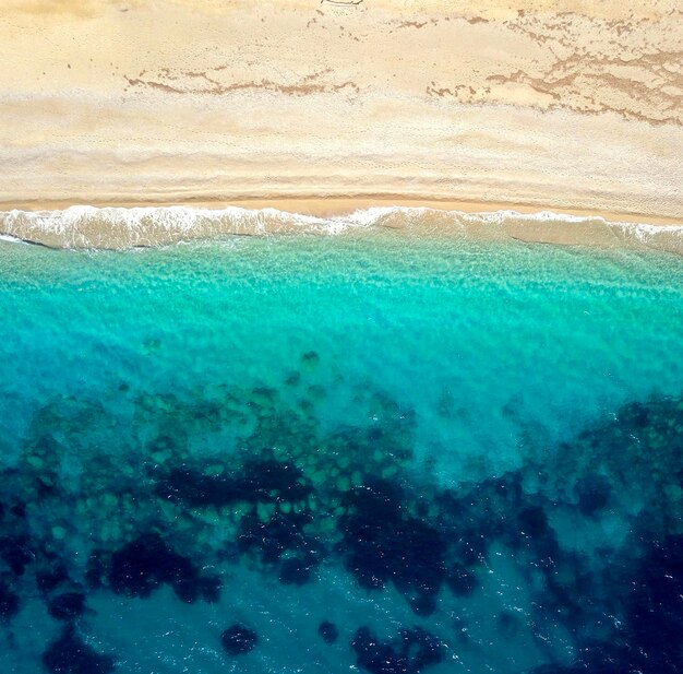 Draufsicht auf einen einsamen Strand Die griechische Küste des Ionischen Meeres