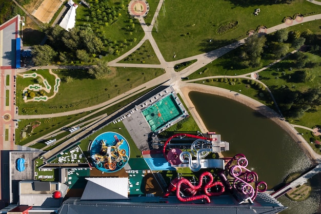 Draufsicht auf einen Indoor-Wasserpark mit Rutschen und einem Schwimmbad in Minsk.