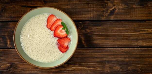 Draufsicht auf einen Teller mit veganem Taioca-Pudding auf Milch auf pflanzlicher Basis