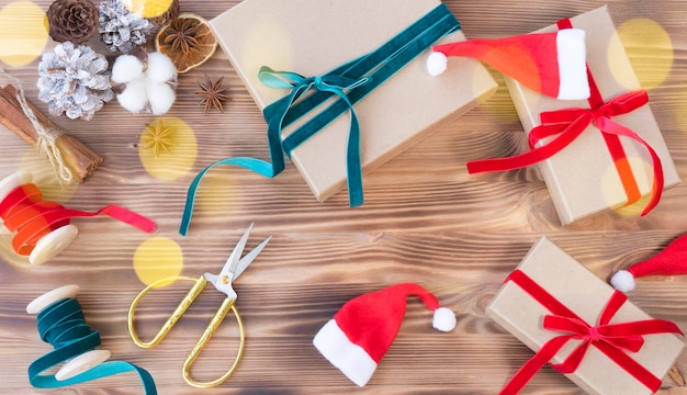 Draufsicht auf einen Tisch, auf dem Weihnachts- oder Neujahrsgeschenke verpackt sind