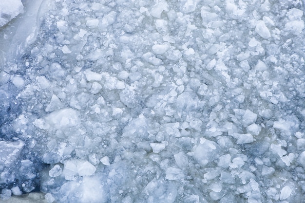 Draufsicht auf eisbedeckten Fluss