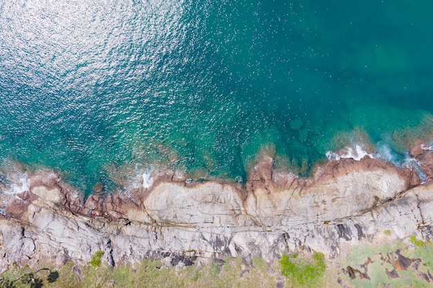 Draufsicht auf felsigen Strand und blaues Meer