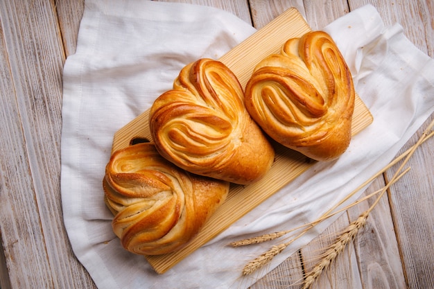 Draufsicht auf frisch gebackene herzförmige Brötchen