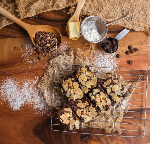 Foto draufsicht auf frisch gebackene mandel-brownies