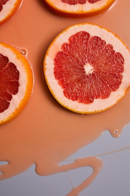 Draufsicht auf frisch geschnittenen Grapefruitsaft und Gel-Serum Bio-Kosmetik