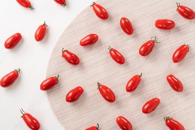 Draufsicht auf frische Kirschtomaten über weißem Tischhintergrund