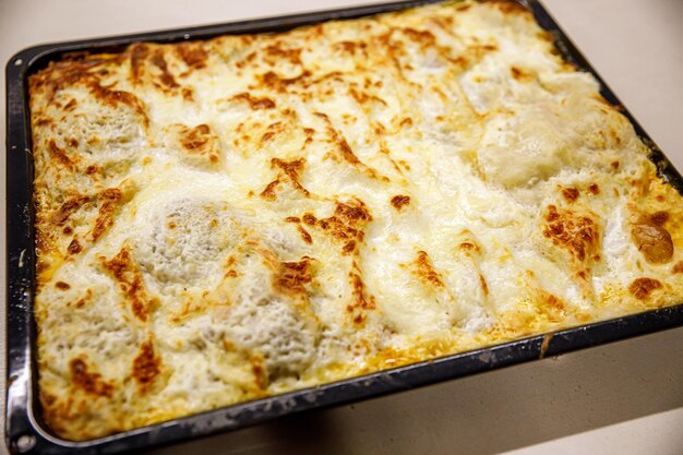 Draufsicht auf frische Lasagne