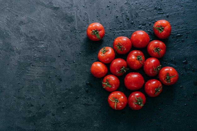 Draufsicht auf frische rote Tomaten nass nach Regen Kopieren Sie Platz beiseite Bio-Gemüse Rohkost Gesundes Ernährungskonzept Reife saftige Heirloom-Tomaten