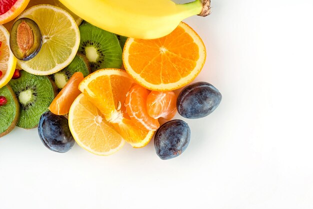 Foto draufsicht auf frische saftige früchte und zitrusfrüchte auf weißem hintergrund