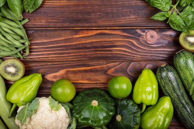 Draufsicht auf frische Zutaten des grünen Gemüses zum Kochen