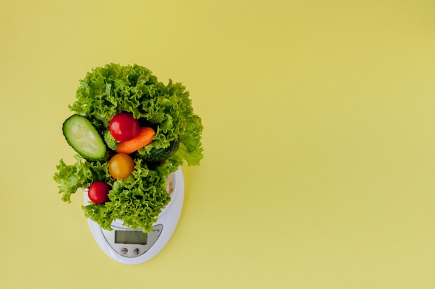 Draufsicht auf frisches Gemüse auf Skalen veganes und gesundes Konzept