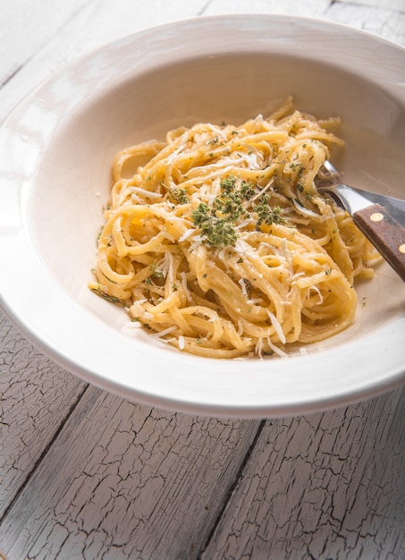 Draufsicht auf Frischkäse, Oliven, Fettucini Alfredo Nudeln.