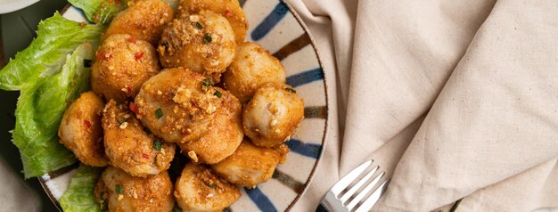 Draufsicht auf frittierte Tintenfischkugel mit gesalzenem Eiüberzug und Pfefferwürzung