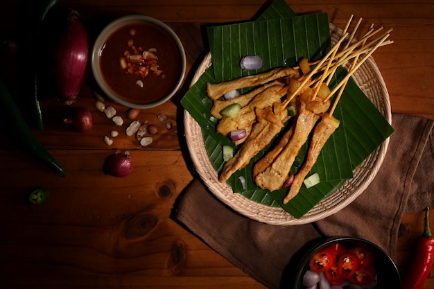 Draufsicht auf gegrilltes Schweinefleisch Satay (Moo Satay) mit Gurke und Zwiebel