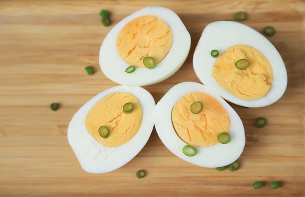 Draufsicht auf gekochtes Ei mit geschnittenen Frühlingszwiebeln zum Essen in gesunden Lebensmitteln für ein gutes Leben