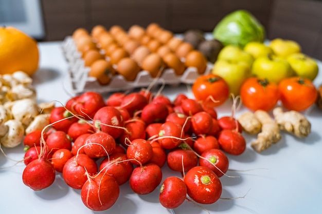 Draufsicht auf gemischtes Gemüse Rötlich vor Bio-Lebensmittelkonzept Bleiben Sie gesund Frische Produkte verbrauchen