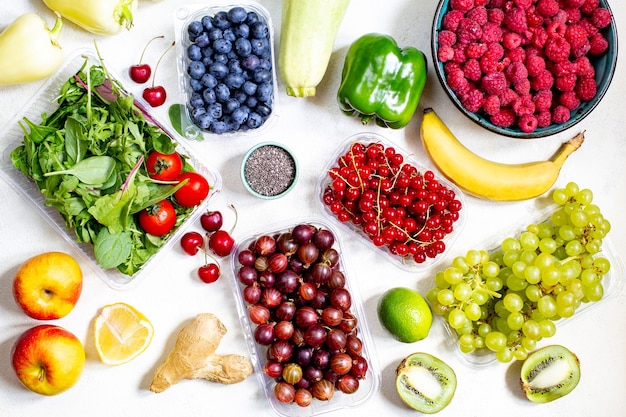 Draufsicht auf Gemüse, Obst, Beeren auf weißem Hintergrund hautnah