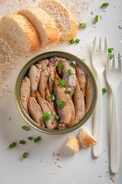 Draufsicht auf geräucherte Sprotten als frisches Mittagessen