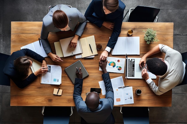 Draufsicht auf Geschäftsleute, die am Tisch sitzen und im Büro zusammenarbeiten. Geschäftsteam arbeitet gemeinsam an einer Tischansicht. Keine sichtbaren Gesichter, KI-generiert