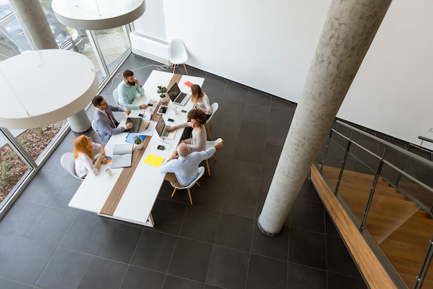 Draufsicht auf Geschäftsleute, die im Büro arbeiten