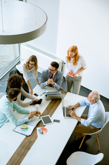 Draufsicht auf Geschäftsleute im Büro