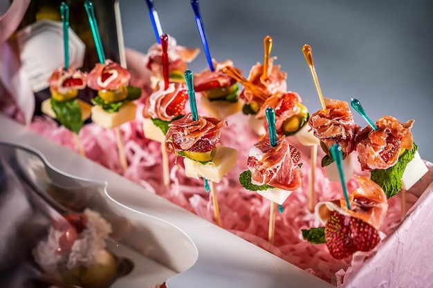 Draufsicht auf Geschenkboxen und köstliche Süßigkeiten, Snacks, Wein und Schokoladenstücke auf Schwarz