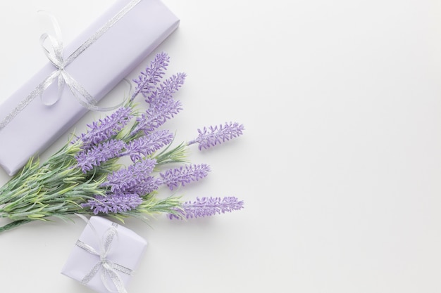 Draufsicht auf Geschenke mit Lavendel